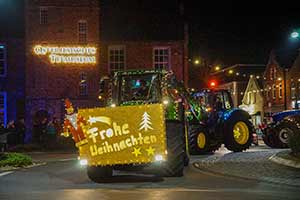 Lichterfahrt für den guten Zweck: Am 17. 12. sind wieder weihnachtlich  geschmückte Traktoren unterwegs 